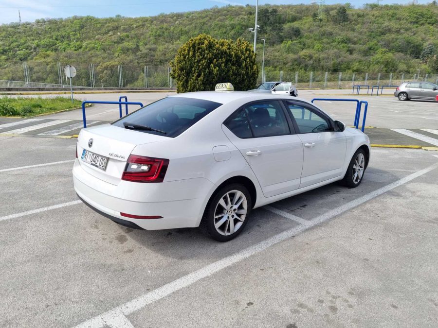 Škoda Octavia taxi vozilo na parkiralištu